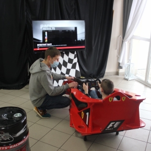 Chłopiec korzystający ze symulatora F1