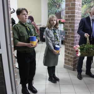 Harcerze podczas zbiórki pieniędzy dla uchodźców z Ukrainy