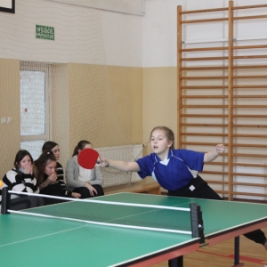 Uczennica grająca w tenisa stołowego