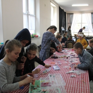 Dzieci z Ukrainy podczas zajęć rękodzielniczych