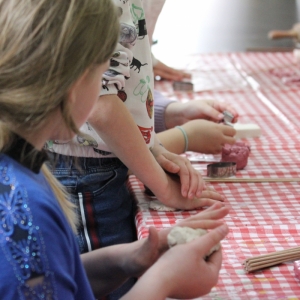 Uczestnicy zajęć podczas tworzenia figurek z gliny