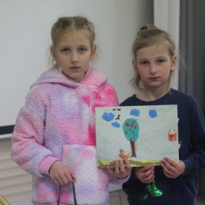 Dziewczynki odbierają nagrody za wygrany konkurs plastyczny