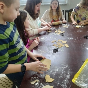 Dzieci podczas wykonywania ciasteczek wielkanocnych