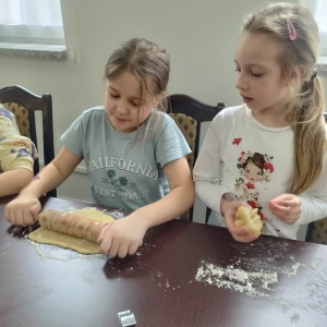 Dzieci podczas wykonywania ciasteczek wielkanocnych