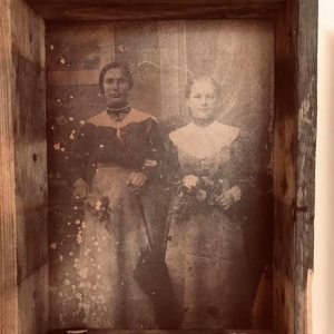 stare zdjęcie dwóch kobiet ubranych odświętnie