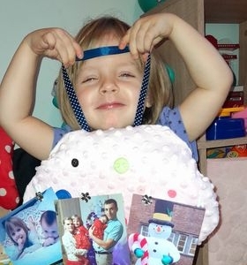 dziewczynka pokazuje swoją tablicę 'pele-mele'