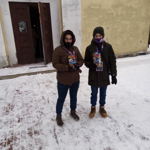 dwoje wolontariuszy kwestujący pod kościołem w Świętajnie 